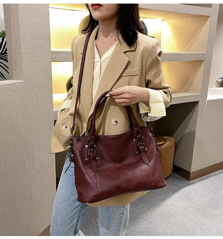 Bolsa Adrena em Couro Legítimo - Estilo e Praticidade para o Seu Dia a Dia