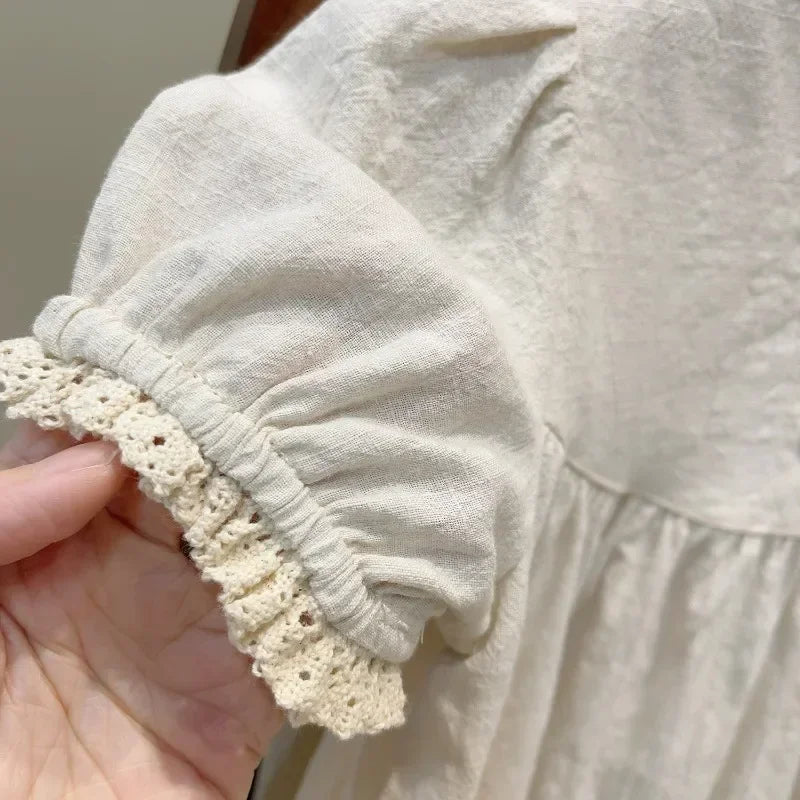Vestido Infantil Bordado Abigail em Bege: Conforto e Estilo para Pequenas Donzelas