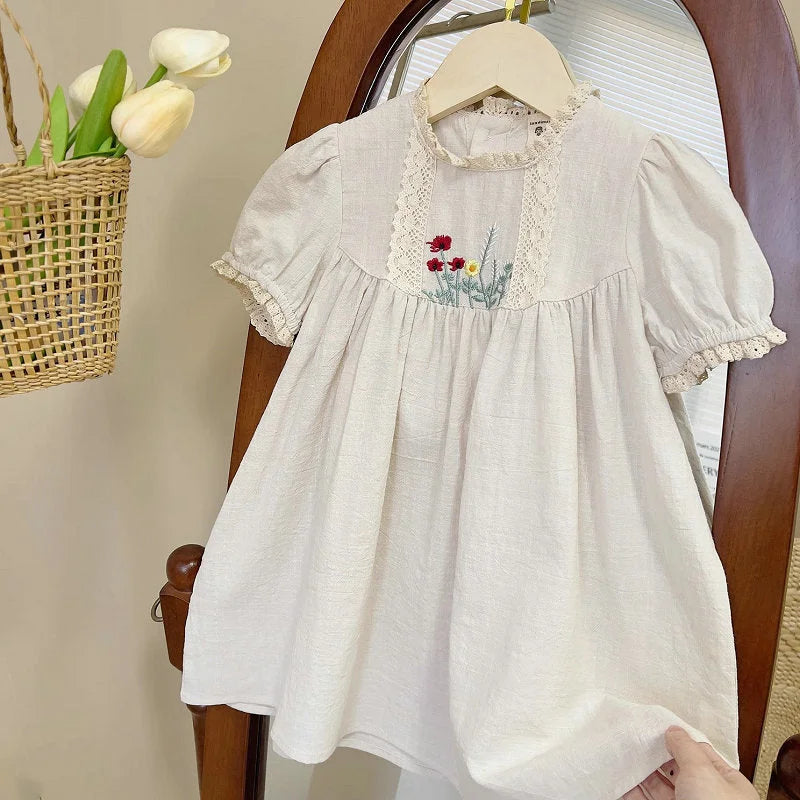 Vestido Infantil Bordado Abigail em Bege: Conforto e Estilo para Pequenas Donzelas