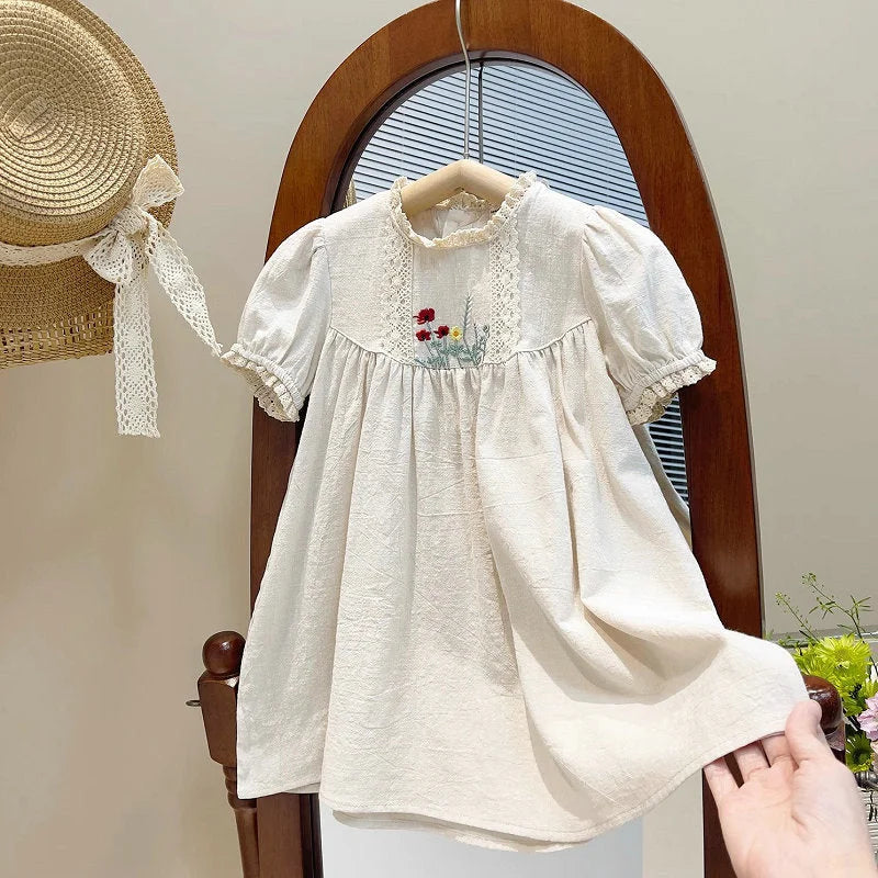 Vestido Infantil Bordado Abigail em Bege: Conforto e Estilo para Pequenas Donzelas