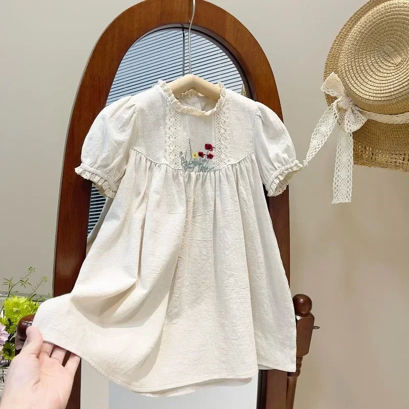 Vestido Infantil Bordado Abigail em Bege: Conforto e Estilo para Pequenas Donzelas