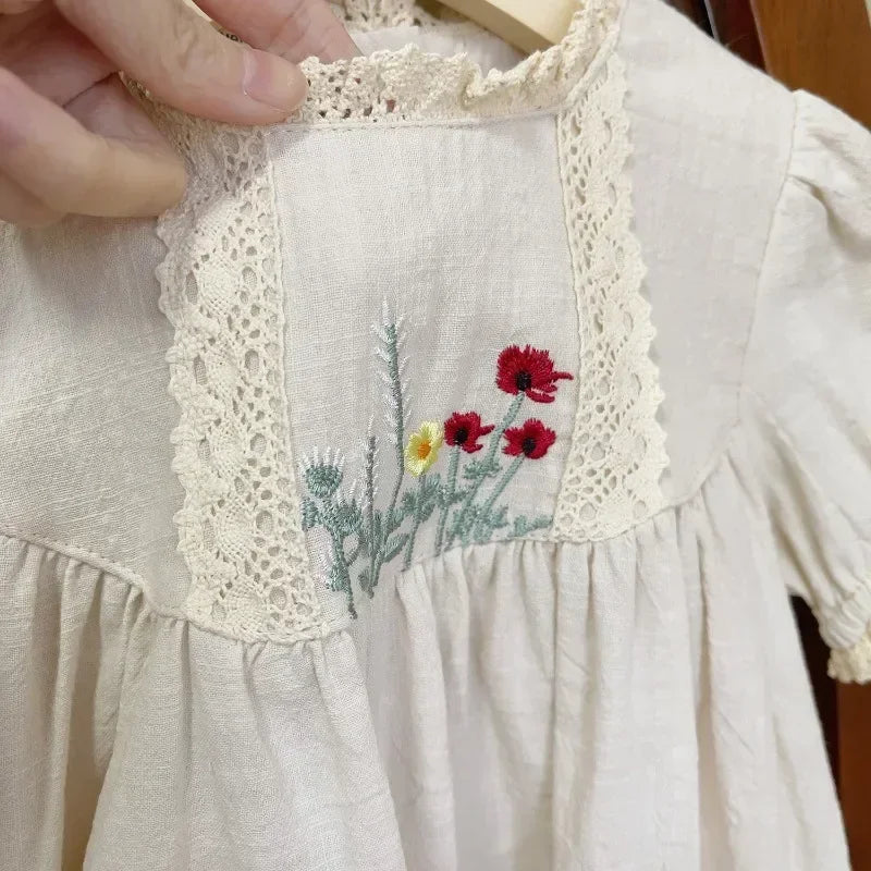 Vestido Infantil Bordado Abigail em Bege: Conforto e Estilo para Pequenas Donzelas
