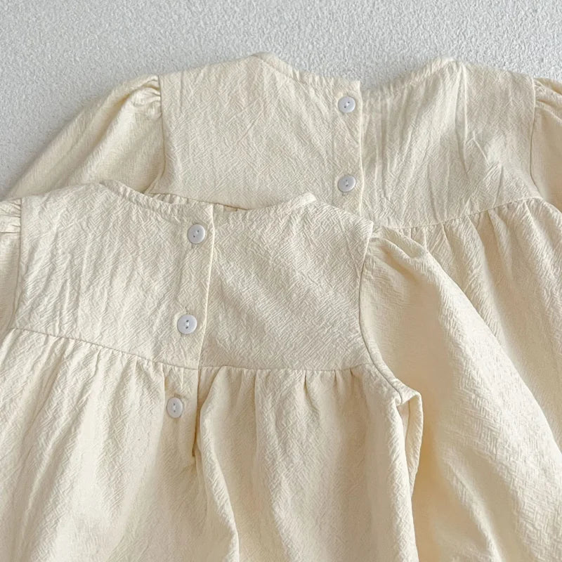 Vestido Catarina Bege: Conforto e Estilo para Pequenas Estrelas