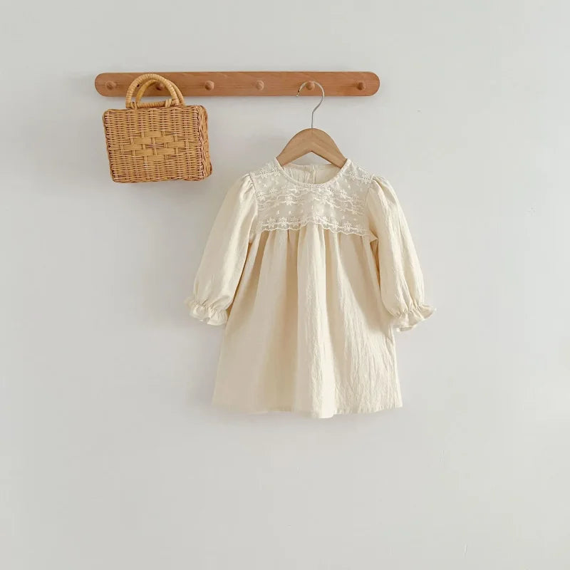 Vestido Catarina Bege: Conforto e Estilo para Pequenas Estrelas